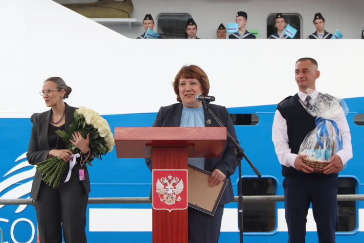 Подъем флага на ярусолове-процессоре "Марлин"