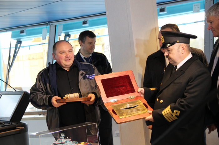 Церемония передачи портового ледокола "Обь"