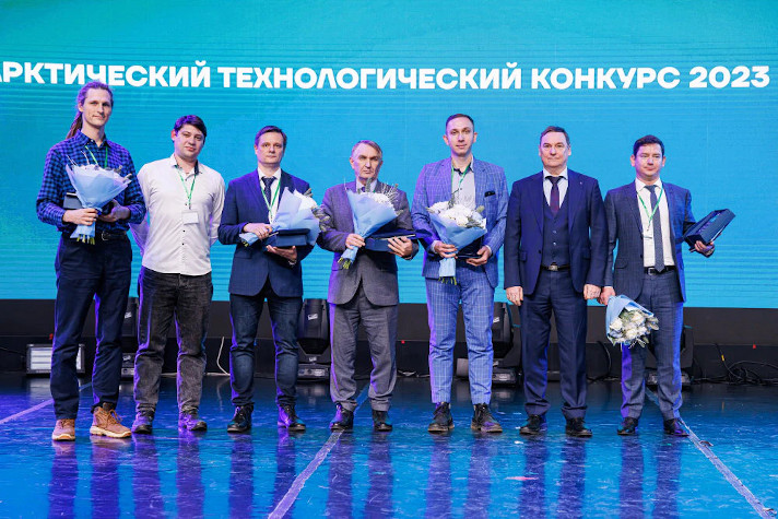 Победителей поздравляет ПАО "Совкомфлот"