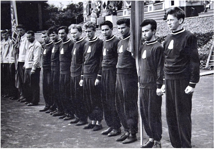 А.А. Нарусбаев во главе команды судомоделистов г. Ленинграда