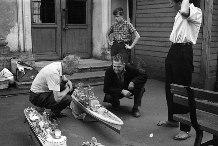 Модели кораблей вынесены из помещения кружка во двор Дворца пионеров в ожидании их транспортировки на соревнования