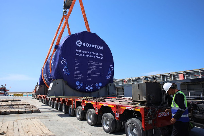 Выгрузка корпуса реактора ВВЭР-1200 для АЭС "Эль-Дабаа"