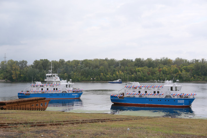 Спуск на воду промерных судов на заводе "Нефтефлот"