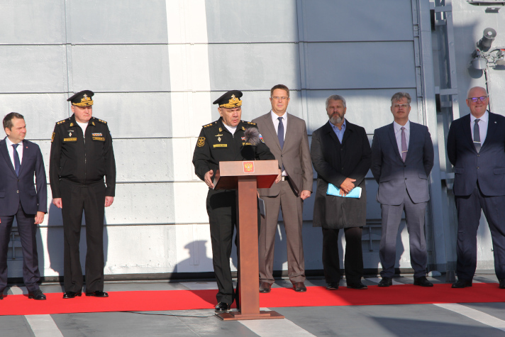 Подъем флага на корабле "Иван Папанин"