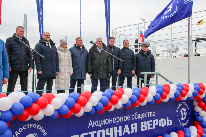 Подъем флага на краболове "Сентен"