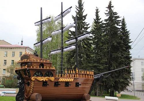 В Архангельске заключенные построили макет парусника