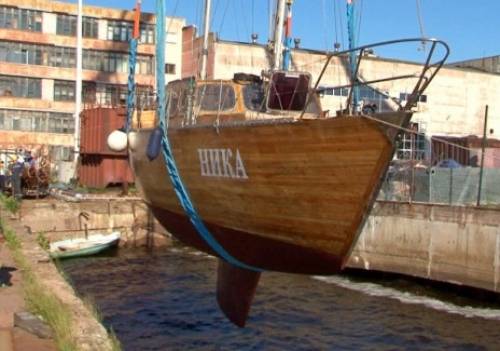 Выборгский СЗ спустил на воду после ремонта деревянную яхту 'Ника'
