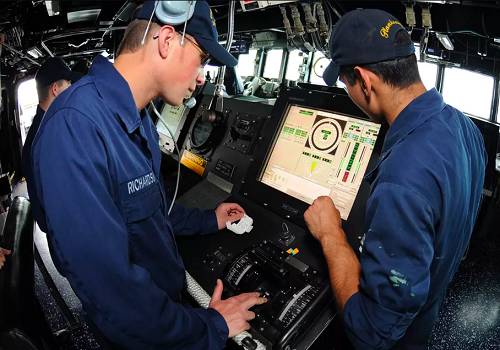 На кораблях ВМС США заменят сенсорные экраны на ручное управление