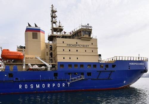 Ледокол 'Новороссийск' начал круизное сопровождения лайнера Silver Explorer