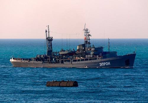 Спасательное судно 'Эпрон' спустило на дно Черного моря телеуправляемый подводный аппарат