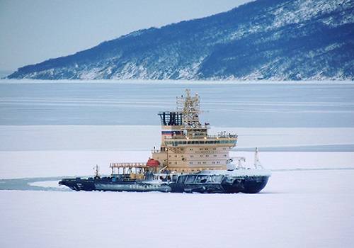 Ледокол 'Москва' прибыл на работу в морской порт Магадан