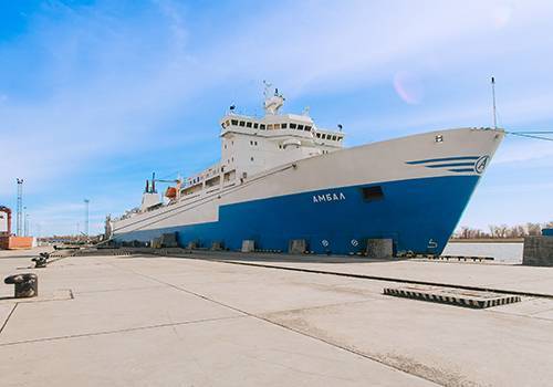 Посиневший 'Амбал': Канонерский СРЗ выполнил покраску корпуса судна