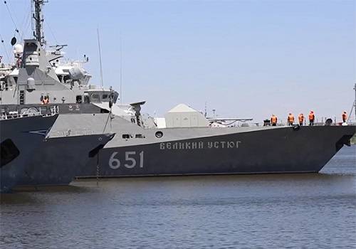 Каспийская флотилия отправилась в Петербург для подготовки к параду