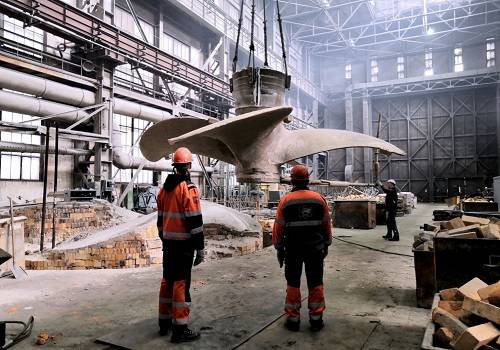 Балтийский завод извлёк из литейной формы 38-тонный гребной винт
