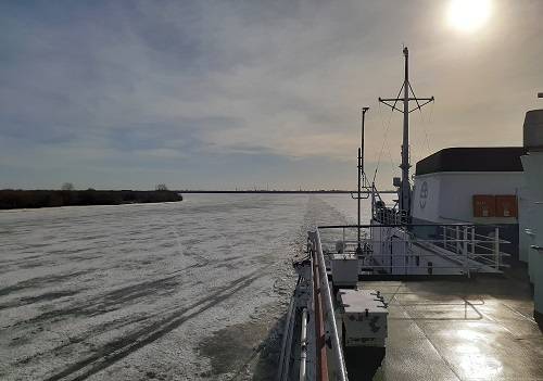 Ледоколы 'Росморпорта' помогают спускать лед на Северной Двине