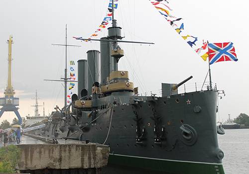 Крейсер 'Аврора' получил памятный знак за сохранение морского наследия России