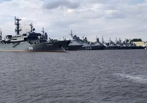 Корабли-участники Главного военно-морского парада возвращаются в Балтийск