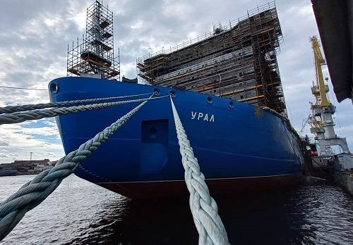 На строящийся ледокол 'Урал' погружено якорно-швартовное оборудование