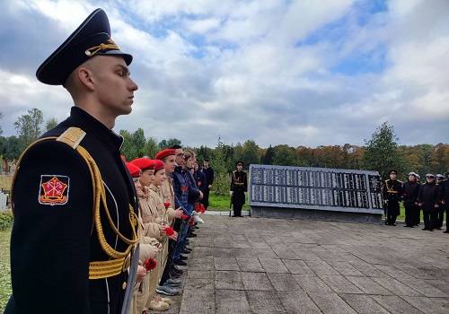 Балтийцы почтили память экипажа линкора 'Марат'