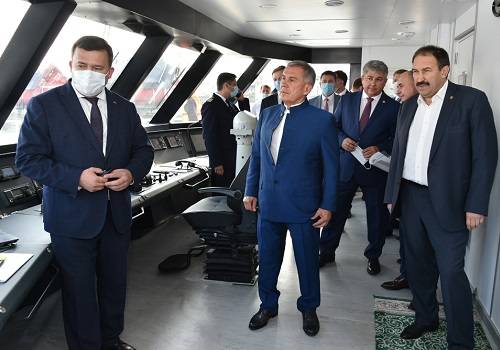Президент Татарстана оценил теплоход 'Чайка-СПГ'
