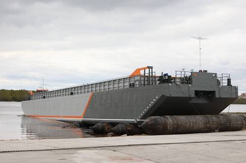 На Череповецком судостроительном заводе состоялся спуск на воду первой баржи