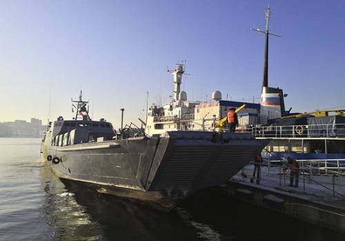 Десантные катера ТОФ обеспечивают перевозку пассажиров на остров Русский