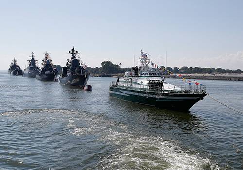 Корабли Балтийского флота формируют парадный строй ко Дню ВМФ