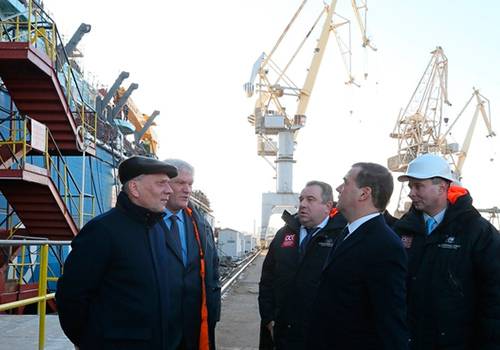 Дмитрий Медведев проверил ход строительства ледокола 'Арктика'
