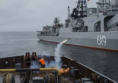 На Северном флоте отработали оказание помощи аварийному океанскому кораблю
