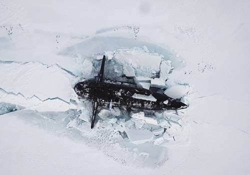Три российские подлодки всплыли из-подо льда в районе радиусом 300 метров