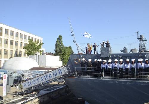 На 'поющем фрегате' 'Сметливый' состоялся торжественный подъем Андреевского флага