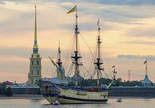 Линейный корабль 'Полтава' ошвартовался в центре Санкт-Петербурга