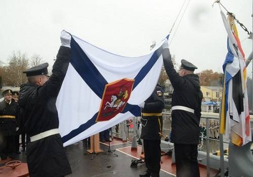 На БДК 'Азов' поднят Георгиевский военно-морской флаг