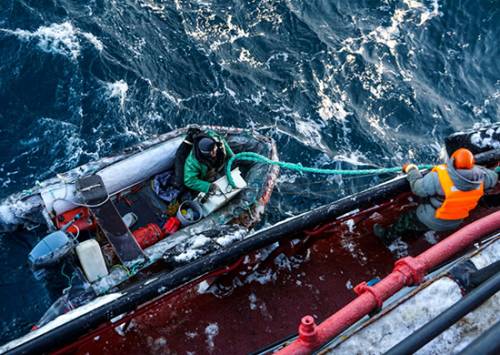 Буксир Северного флота пришел на помощь унесенному в море рыбаку-любителю