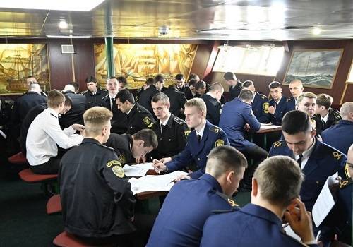 Курсанты ведущих морских вузов написали 'Диктант Победы' на учебных судах