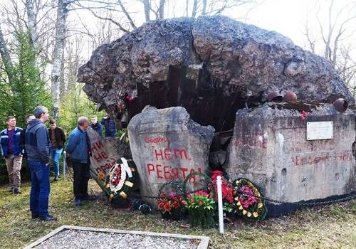Работники Усть-Лужского подразделения 'Росморпорта' почтили память защитников Кингисеппского укрепрайона