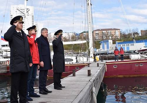 Яхту 'Славянка' встретили в порту Владивосток