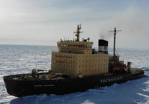 Ледокол 'Капитан Хлебников' провел три судна с грузом для полярной станции 'Восток'
