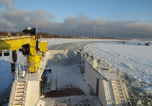Теплоход 'Ладожский' продолжает работу в зимнюю навигацию
