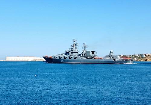 Гвардейский ракетный крейсер 'Москва' вышел в море на учения