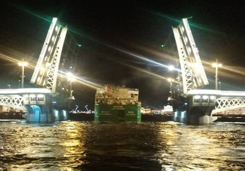 Первое в 2020 году транспортное судно прошло под разведёнными мостами Петербурга