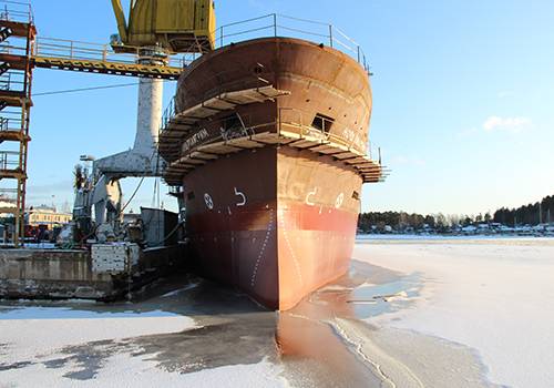 1400 тонн. Выборг зимой судостроительный завод.