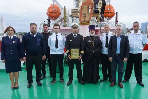 Экипажу судна 'Павел Леонов' передали охранную икону