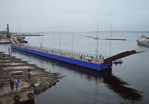 Спущен на воду наплавной мост для Петрозаводска