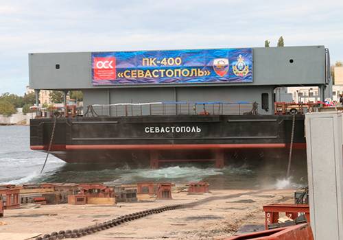 На Севморзаводе спустили на воду плавкран ПК-400 'Севастополь'