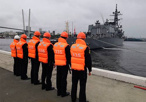 Владивосток принял японский эсминец 'Судзунами'