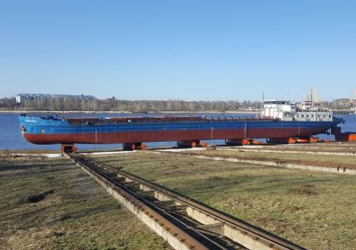 Сухогруз 'Оленегорск' спущен на воду после ремонта