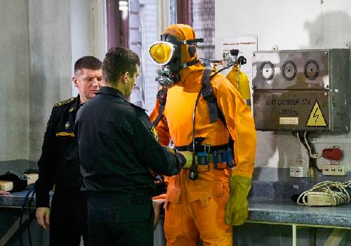 В Ломоносове покзаали в деле новое спасательное снаряжение для подводников