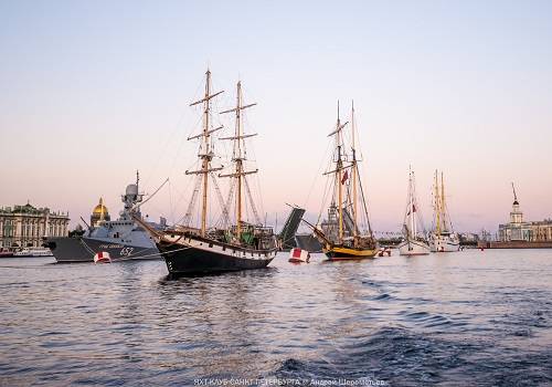 В Санкт-Петербурге парусные суда заняли места для участия в праздновании Дня ВМФ