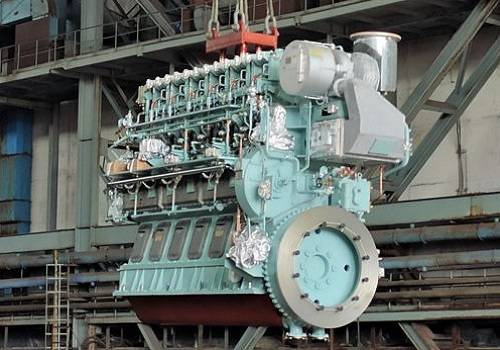 Хабаровский СЗ погрузил на краболов проекта 03141 главный двигатель